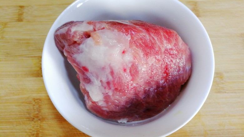 圆土豆+香酥土豆饼土豆渣,准备好的<a style='color:red;display:inline-block;' href='/shicai/ 34494'>猪瘦肉</a>180g,