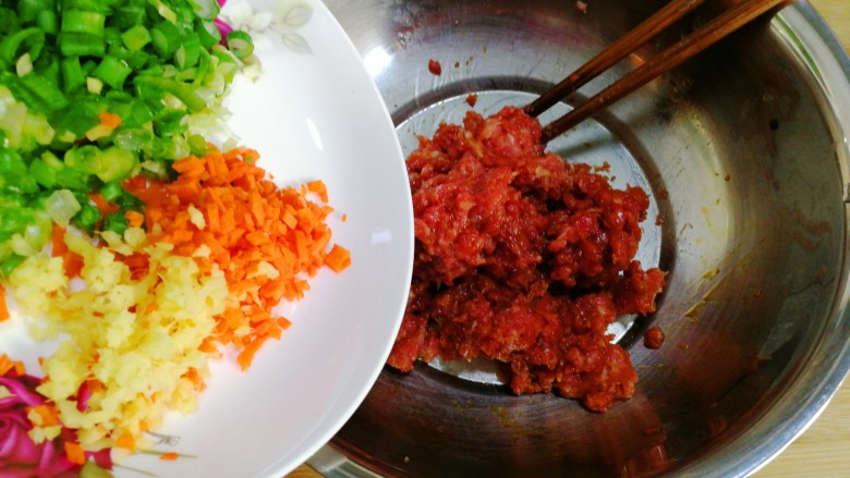 圆土豆+香酥土豆饼土豆渣,倒入切好的葱，姜，胡萝卜，