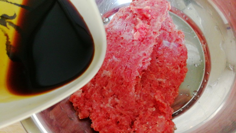 圆土豆+香酥土豆饼土豆渣,肉糜放到盆中,倒入酱油搅匀,