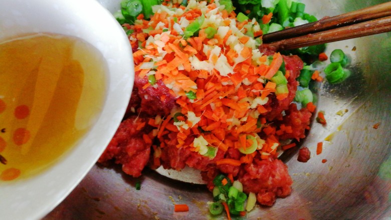 圆土豆+香酥土豆饼土豆渣,倒入香油,搅匀,放置一会儿,