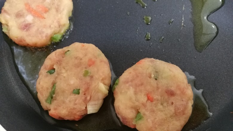 圆土豆+香酥土豆饼土豆渣,我用另外一个平底锅。放在电磁炉上,800度煎制。