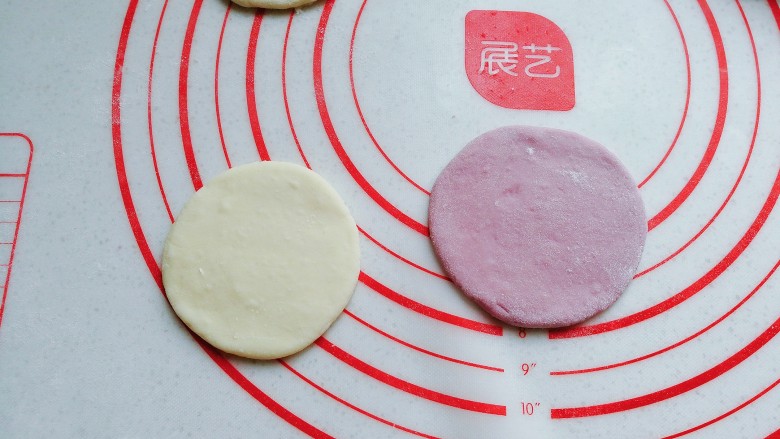 迷你双色花卷,再把双色小面团,分别擀成厚一点的圆面片;