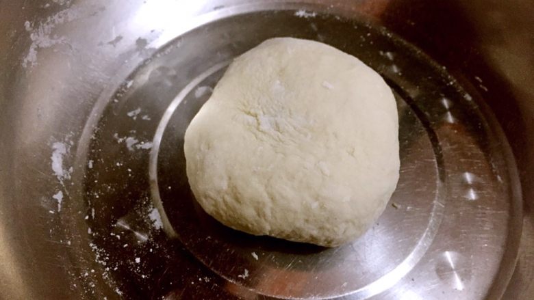 蒜薹肉丝拌面,面加点盐,用温水和成面团,醒10分钟