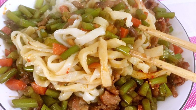 蒜薹肉丝拌面,非常简单好吃又家常的拌面