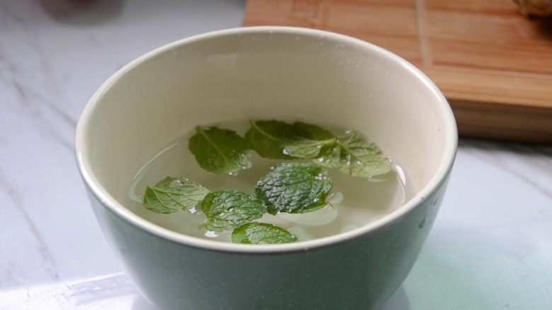 柠檬薄荷鸡丝,把<a style='color:red;display:inline-block;' href='/shicai/ 91614'>薄荷叶</a>放入碗里,倒入适量清水