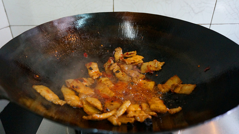 五花肉酱炒土豆片,在放入少许豆鼓酱炒匀【菜市场都有卖的，买不到就老干妈酱也可以】