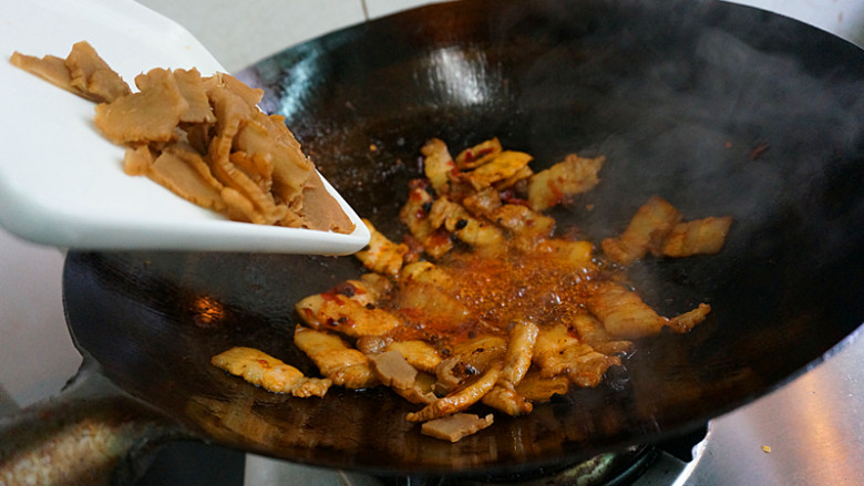 五花肉酱炒土豆片, 接着倒入切好的萝卜片