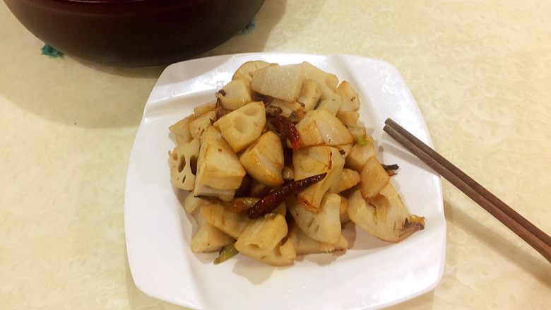 黑乐砂锅之炝锅莲藕块,酸辣麻香的味道。