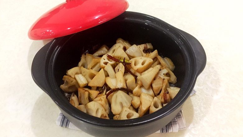 黑乐砂锅之炝锅莲藕块,香辣可口。
