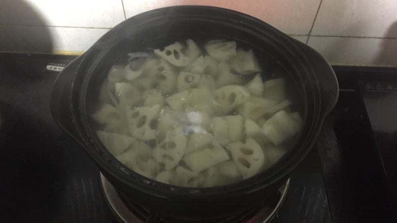 黑乐砂锅之炝锅莲藕块,黑乐砂锅倒入水烧开，放入莲藕块焯一下捞出沥干水分。