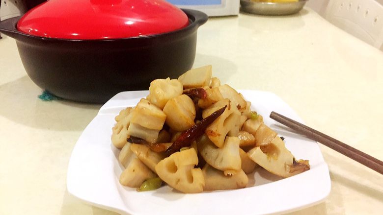 黑乐砂锅之炝锅莲藕块,脆脆的口感。