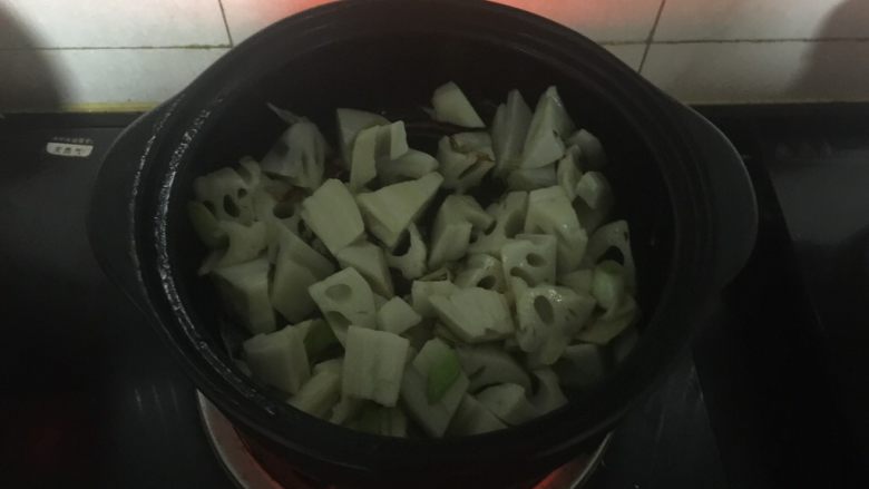 黑乐砂锅之炝锅莲藕块,倒入莲藕块翻炒均匀。