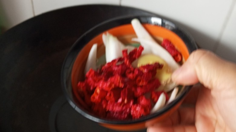 麻辣蜜汁鸡腿,放入辣椒,洋葱,姜片,爆香