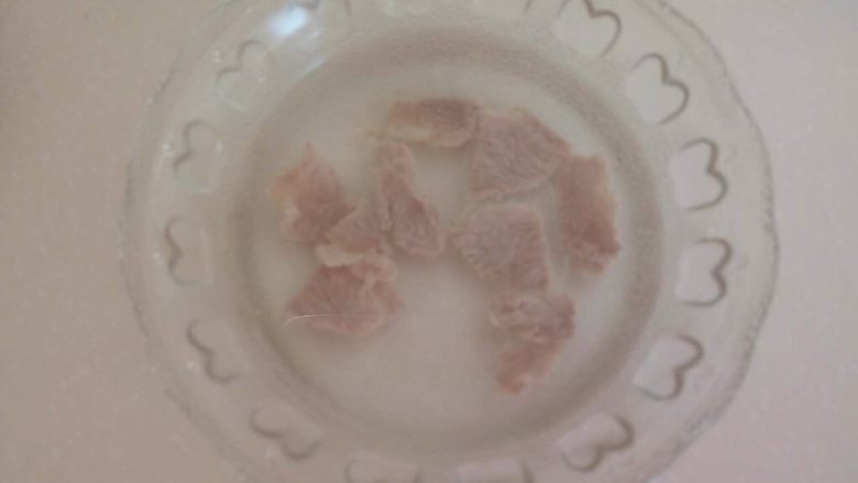 亲子餐:番茄炒西葫芦&猪肉番茄烩饭
10M,宝宝辅食:捞出肉片放入凉水中洗净,再放入辅食机加温水打成肉沫。(量太少不好打沫其实可以多做点。)