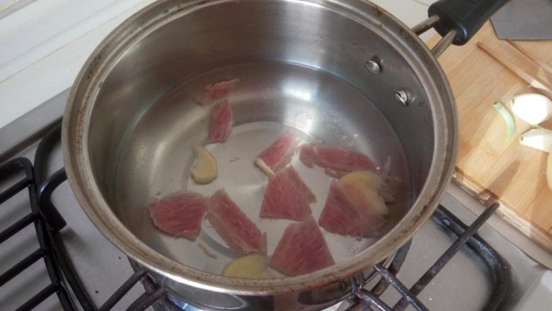 亲子餐:番茄炒西葫芦&猪肉番茄烩饭
10M,宝宝辅食:冷水上锅,大火烧开,㼐去浮沫掉水2-3分钟。