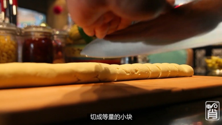 墨西哥玉米脆片,揉搓成圆柱形,切成等量的小块,每个小块称重20g左右。
