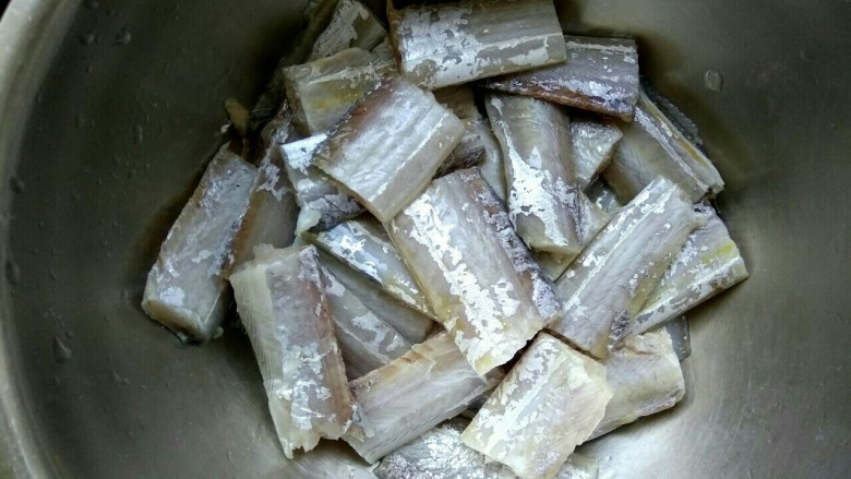 快手红烧带鱼,多冲洗几遍,尽量洗掉表面白膜
