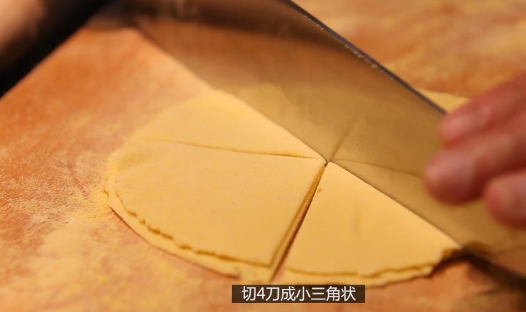 墨西哥玉米脆片,每个小块搓揉成圆球状,压扁,用擀面杖杆成圆形薄皮,每片薄皮切4刀切成8片小三角片。