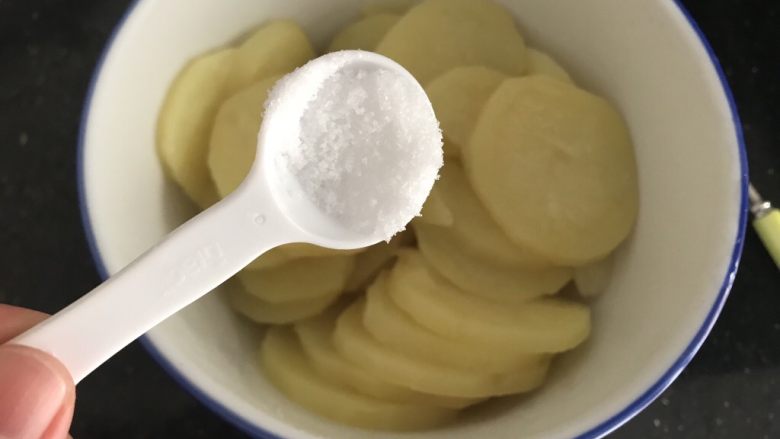 圆土豆~烤香葱芝士心土豆球,蒸熟后倒进大碗里,加入盐