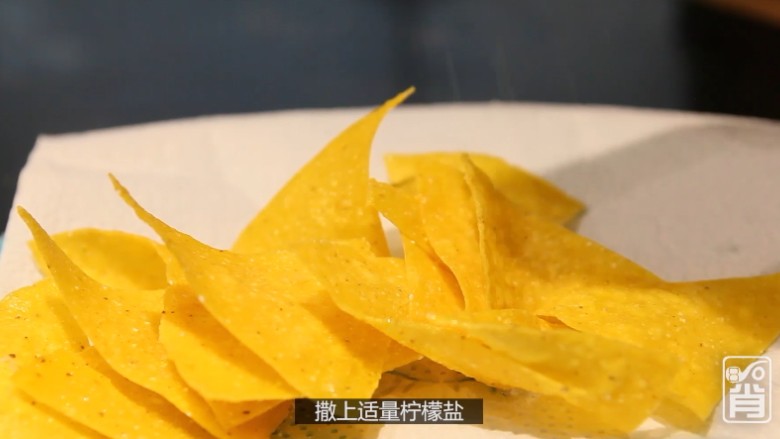 墨西哥玉米脆片,平底锅内加入<a style='color:red;display:inline-block;' href='/shicai/ 851'>橄榄油</a>,待油温至6成,炸玉米片。捞出,吸油,洒上适量柠檬盐。