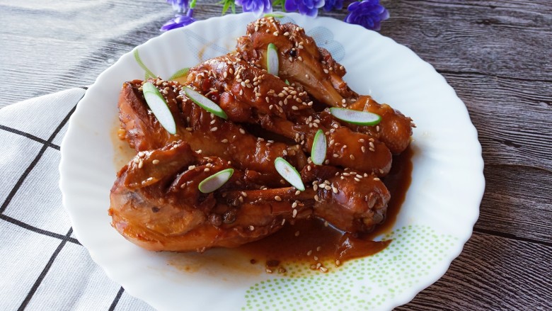 麻辣蜜汁鸡腿,撒上芝麻,加上两片葱花装饰