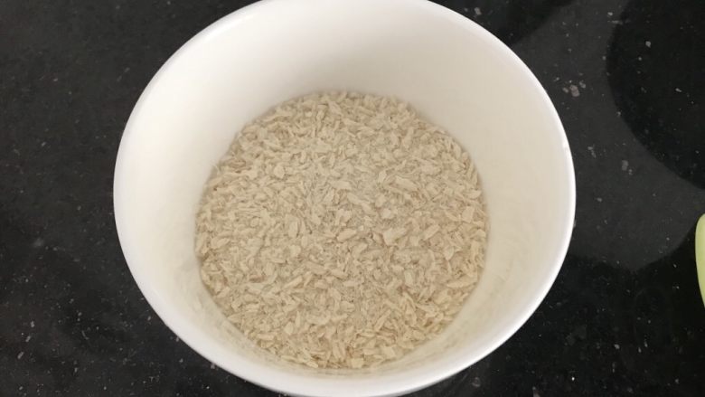 圆土豆~烤香葱芝士心土豆球,准备面包粮,也可以用椰蓉代替
这时可以180度预热烤箱了,5-8分钟