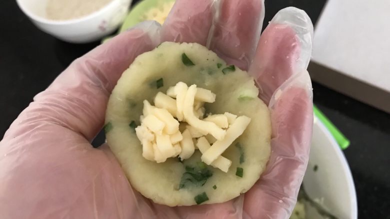 圆土豆~烤香葱芝士心土豆球,中间放上芝士碎