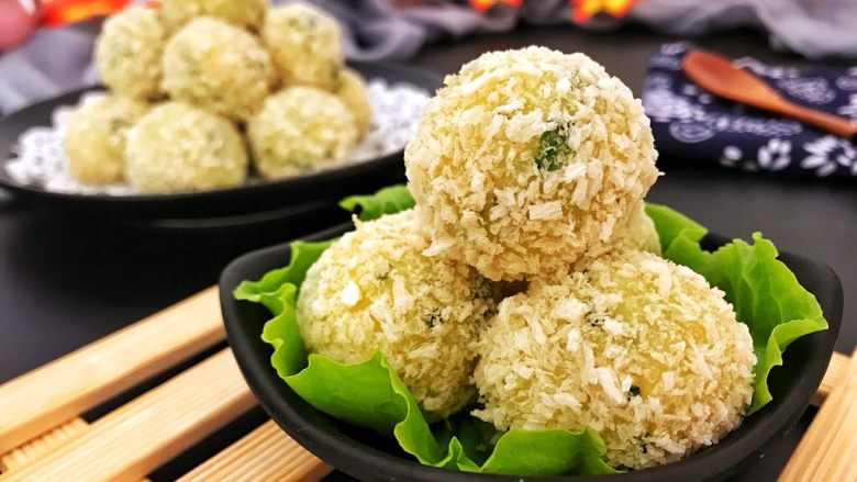 圆土豆~烤香葱芝士心土豆球,出炉!表皮脆香,中层软糯,内层芝士浓郁,层次分明,口感丰富!