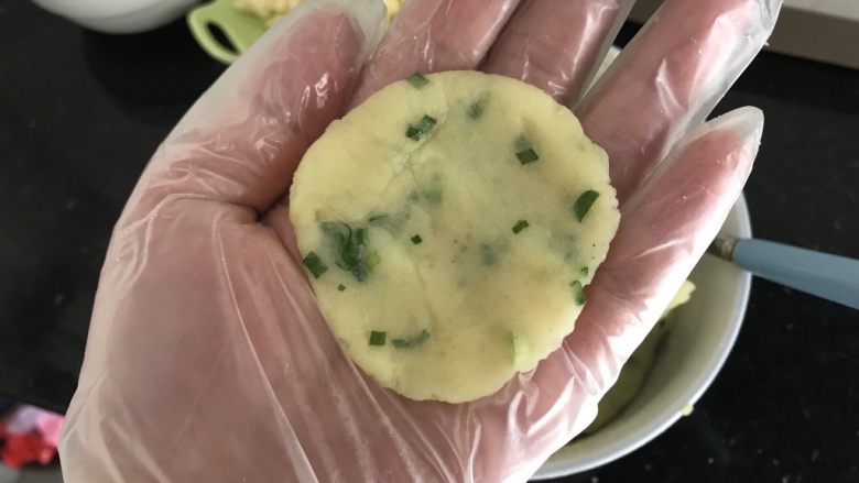 圆土豆~烤香葱芝士心土豆球,取一团拌匀的土豆泥搓圆压扁