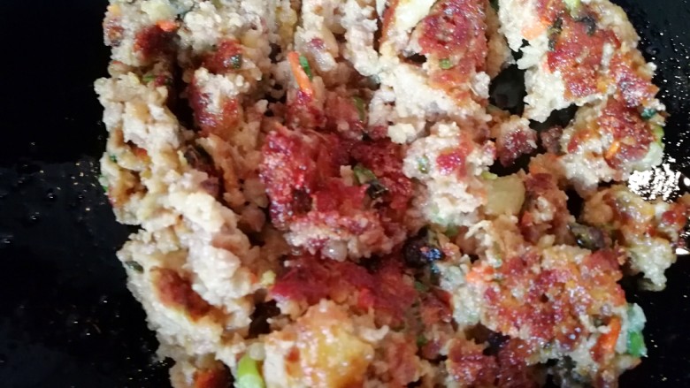 圆土豆+香酥土豆饼土豆渣,我们再看看旁边的锅里的土豆肉碎。用小火煎熟,成松散酥脆状的土豆渣就可以啦。
