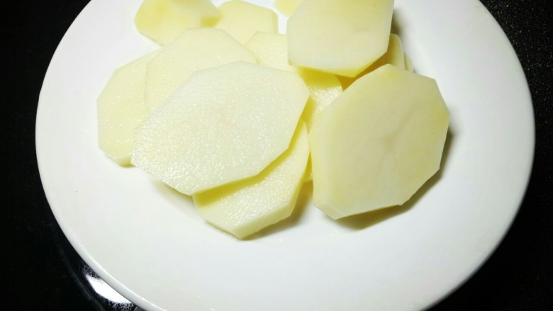 圆土豆+减脂土豆素菜盘,<a style='color:red;display:inline-block;' href='/shicai/ 23'>土豆</a>去皮后,清洗淀粉后切成片状,上锅蒸15分钟蒸熟