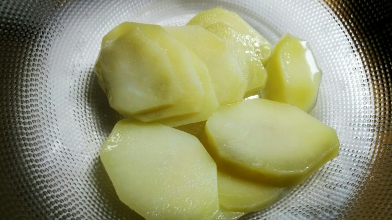 圆土豆+减脂土豆素菜盘,切薄一点会比较容易烂,所以切厚一些,口感也要厚实
