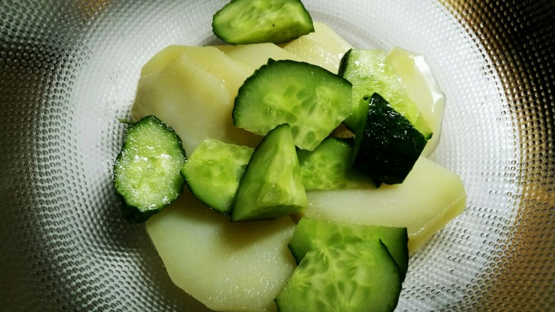 圆土豆+减脂土豆素菜盘,<a style='color:red;display:inline-block;' href='/shicai/ 54'>黄瓜</a>半根清洗干净,切成滚刀块放入土豆里面