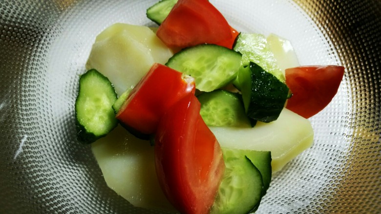 圆土豆+减脂土豆素菜盘,<a style='color:red;display:inline-block;' href='/shicai/ 59'>番茄</a>作为减肥的第一人选也不能落下，加入切成滚刀块的<a style='color:red;display:inline-block;' href='/shicai/ 59'>番茄</a>