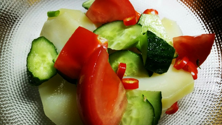 圆土豆+减脂土豆素菜盘,喜欢吃辣的可以加入几粒小<a style='color:red;display:inline-block;' href='/shicai/ 62'>辣椒</a>圈,提下味道,不能过于单调