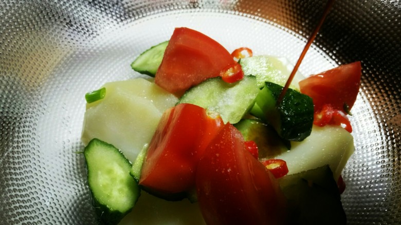 圆土豆+减脂土豆素菜盘,然后倒入无盐生抽,这里既要美味也要注意摄入太多能量