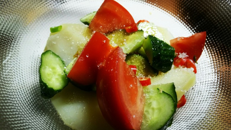 圆土豆+减脂土豆素菜盘,加入一点点<a style='color:red;display:inline-block;' href='/shicai/ 3729'>白糖</a>调一下味道,控制在花生大小的糖量