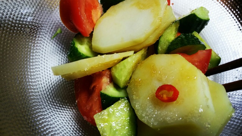圆土豆+减脂土豆素菜盘,最后在把食材和调料一起搅拌均匀入味!把辣椒圈拿出来!