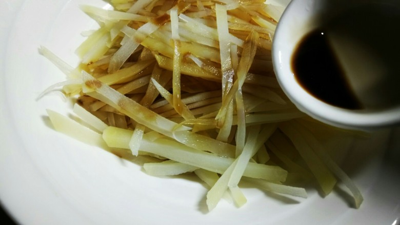 #圆土豆#香拌土豆丝,在加一点点<a style='color:red;display:inline-block;' href='/shicai/ 750'>陈醋</a>,有一点点酸味才好吃呢