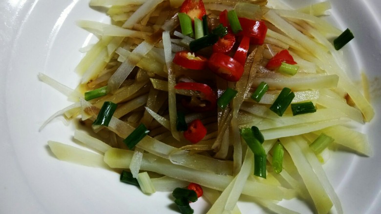 #圆土豆#香拌土豆丝,加入一点点香葱,和细盐