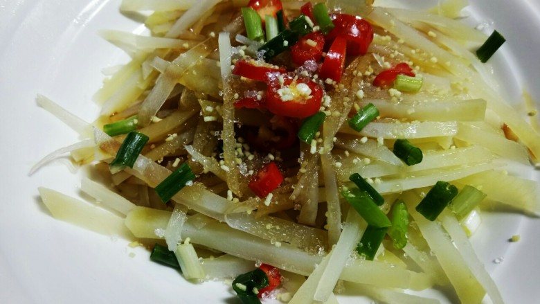 #圆土豆#香拌土豆丝,最后在放入一点点<a style='color:red;display:inline-block;' href='/shicai/ 756'><a style='color:red;display:inline-block;' href='/shicai/ 756'>鸡精</a></a>,提提鲜味!