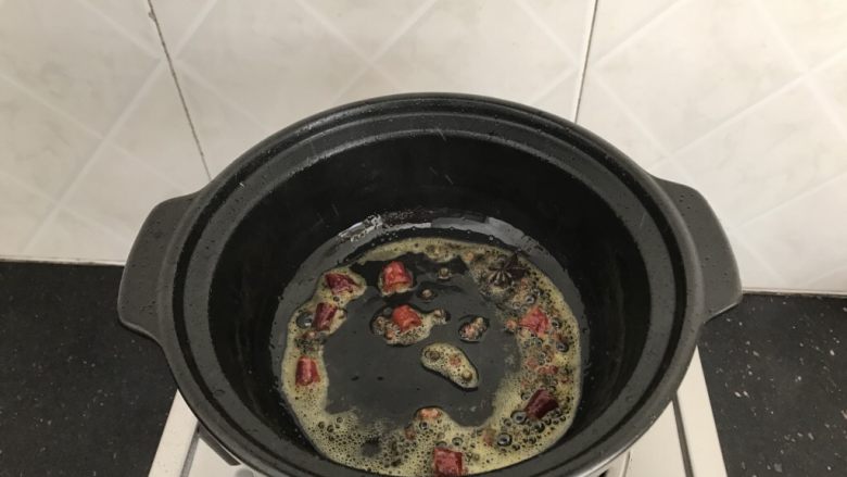 腊鸭萝卜煲,先爆香花椒,八角,辣椒