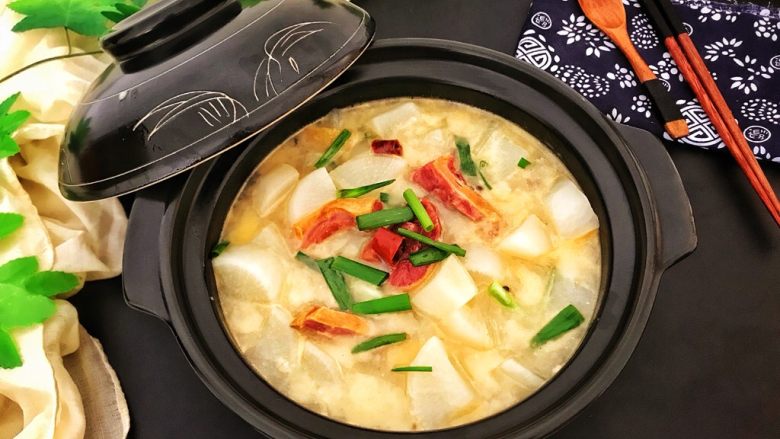 腊鸭萝卜煲,起锅前,加入䓤段
记住,不要再加盐了!!!
因为腊鸭是挺咸的