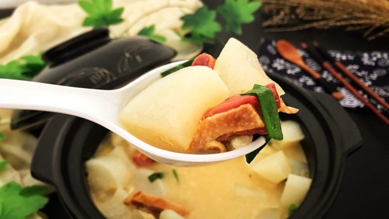 腊鸭萝卜煲,萝卜吸收腊鸭的咸香味,一口咬下去,咸香四溢,多汁清甜!搭配刚刚好!