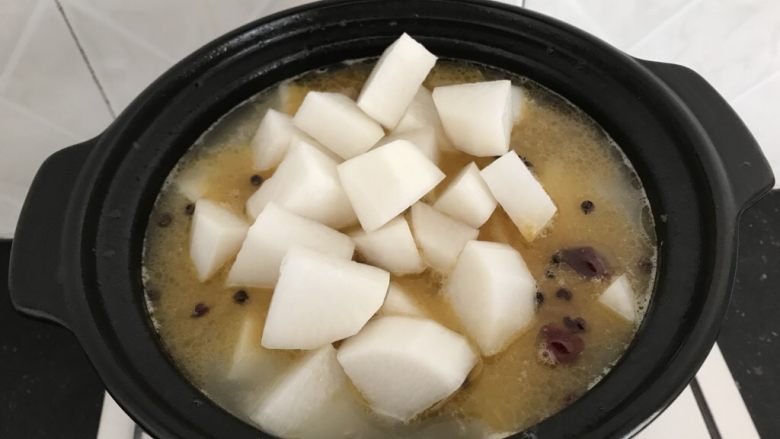 腊鸭萝卜煲,加入萝卜,焖约20分钟