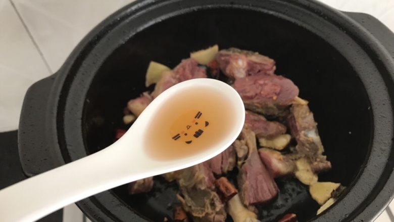 腊鸭萝卜煲,炒至鸭肉微干,加入一勺料酒翻炒均匀