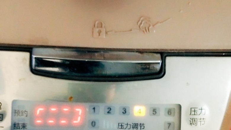 滋补老鸭汤,将鸭子弄干净,放入冷水中,焯水,再次清洗后,放入平底锅,不加油炒制,直至炒出鸭油。
放入电压力锅选择文火慢炖功能,炖至两个半小时。