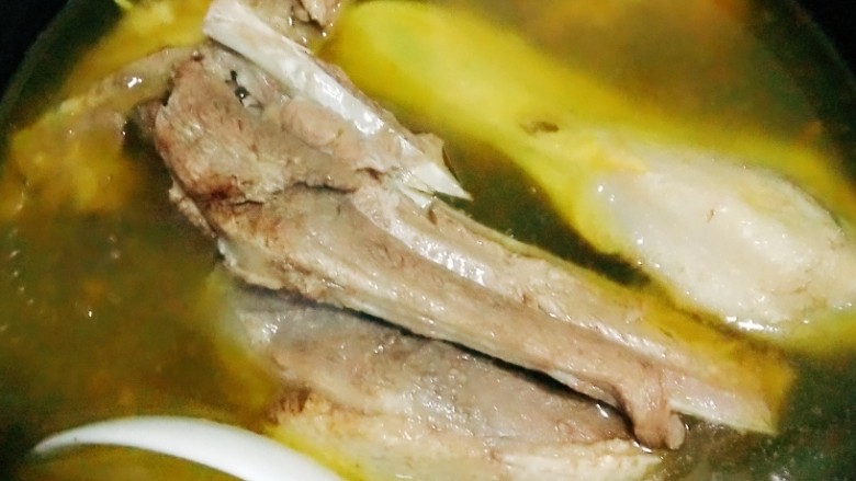 滋补老鸭汤,将炖好的老鸭汤上的浮油尽量撇干净