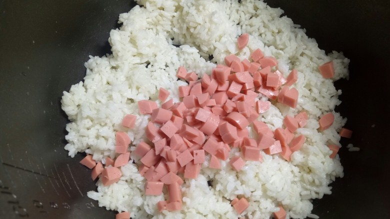 #圆土豆#火腿黄金炒饭,然后把切好的<a style='color:red;display:inline-block;' href='/shicai/ 437'>火腿肠</a>碎放进去,我也加入了一点点土豆碎,忘了拍