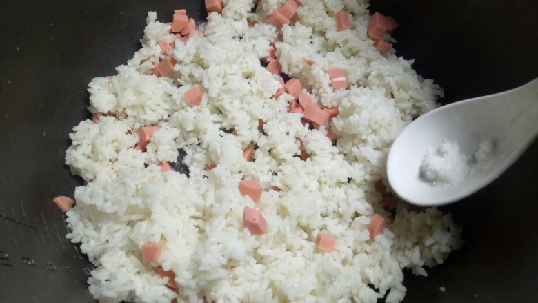 #圆土豆#火腿黄金炒饭,然后就是放入一点点盐,搅拌均匀!